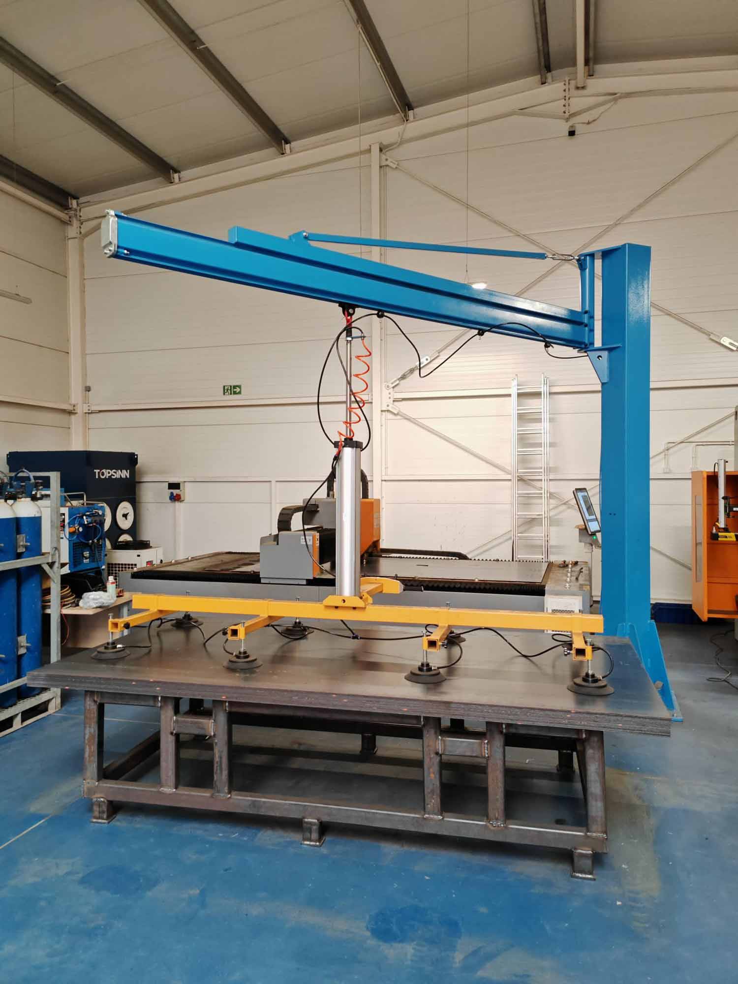 żuraw z chwytakiem pneumatycznym do blach