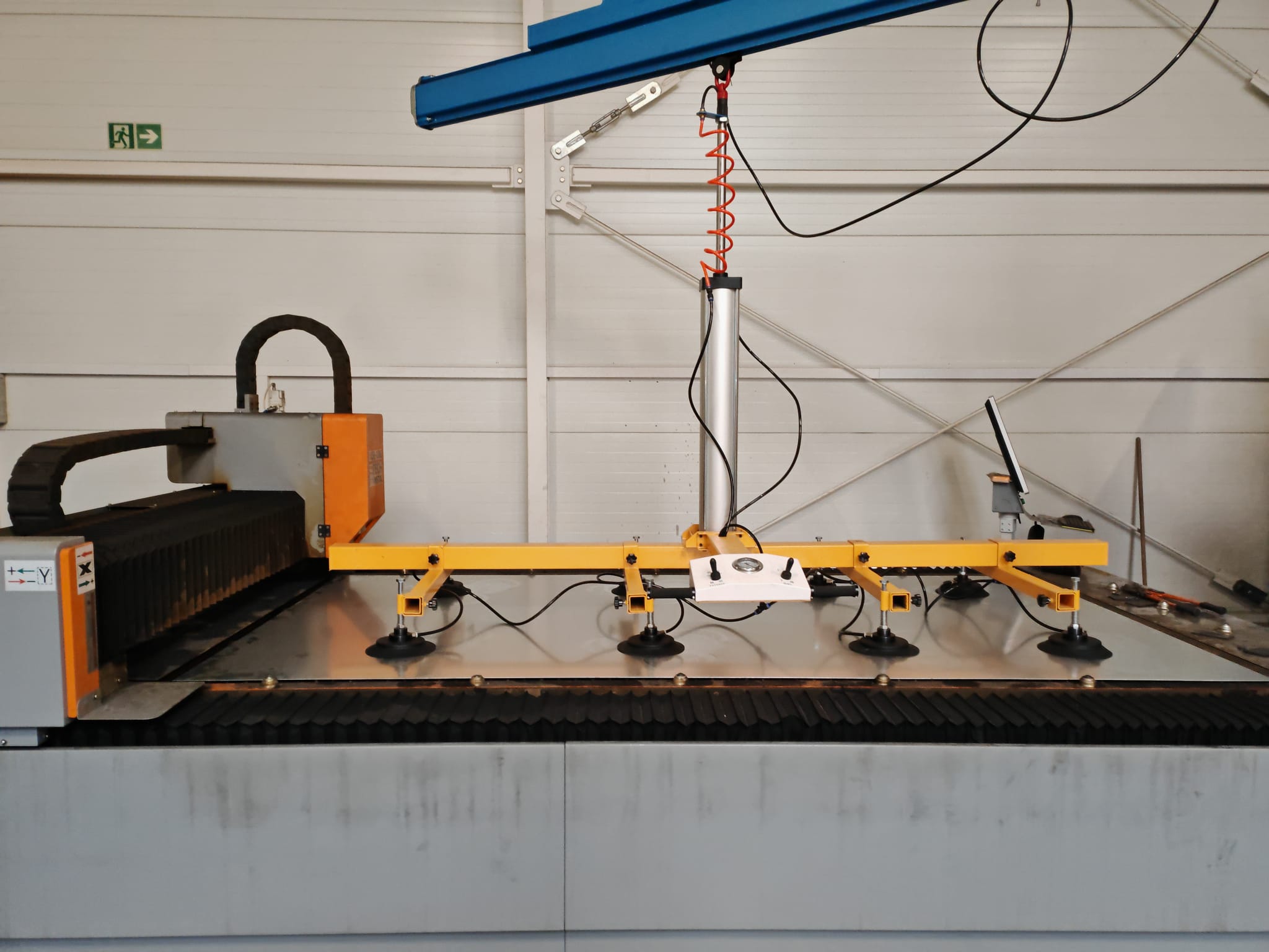 żuraw pneumatyczny z wycinarką laserową